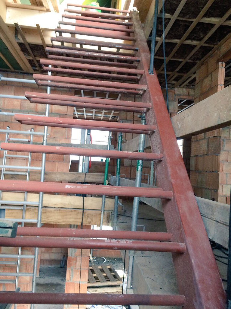 KeroMetaal's tweet photo. En de tweede zwevende trap staat op zijn plaats #ackerswoude #pijnacker #nieuwbouw https://t.co/04pee0PTOm