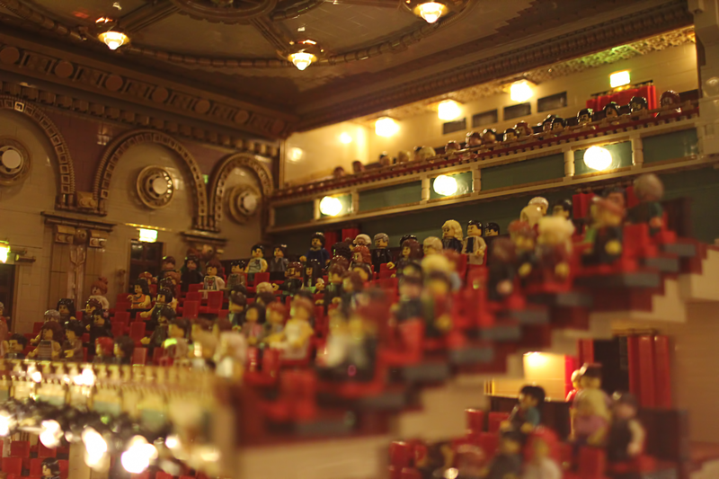 Her Majesty’s Theater is the place for your LEGO West End productions brothers-brick.com/2015/11/25/her…