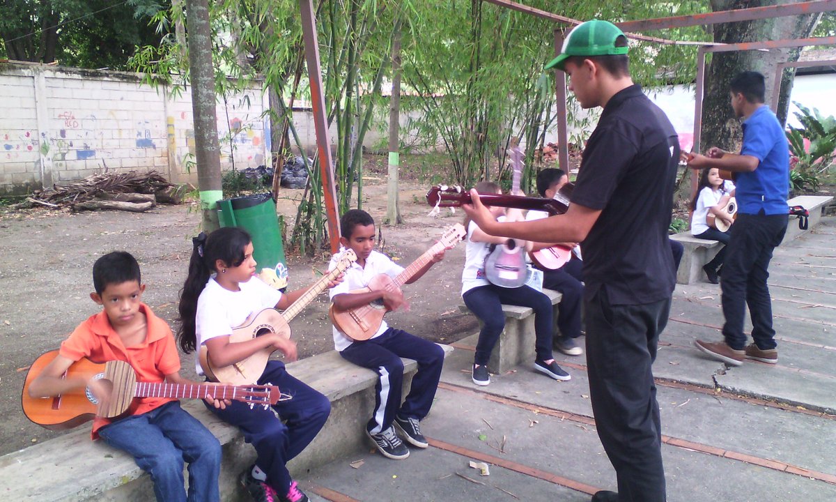 ModJGarmendia's tweet image. #ensambledecuatros #casadelaculturaRíoClaro 05-11-15. @PSBIribarren @elsistema @ElSistemaLara