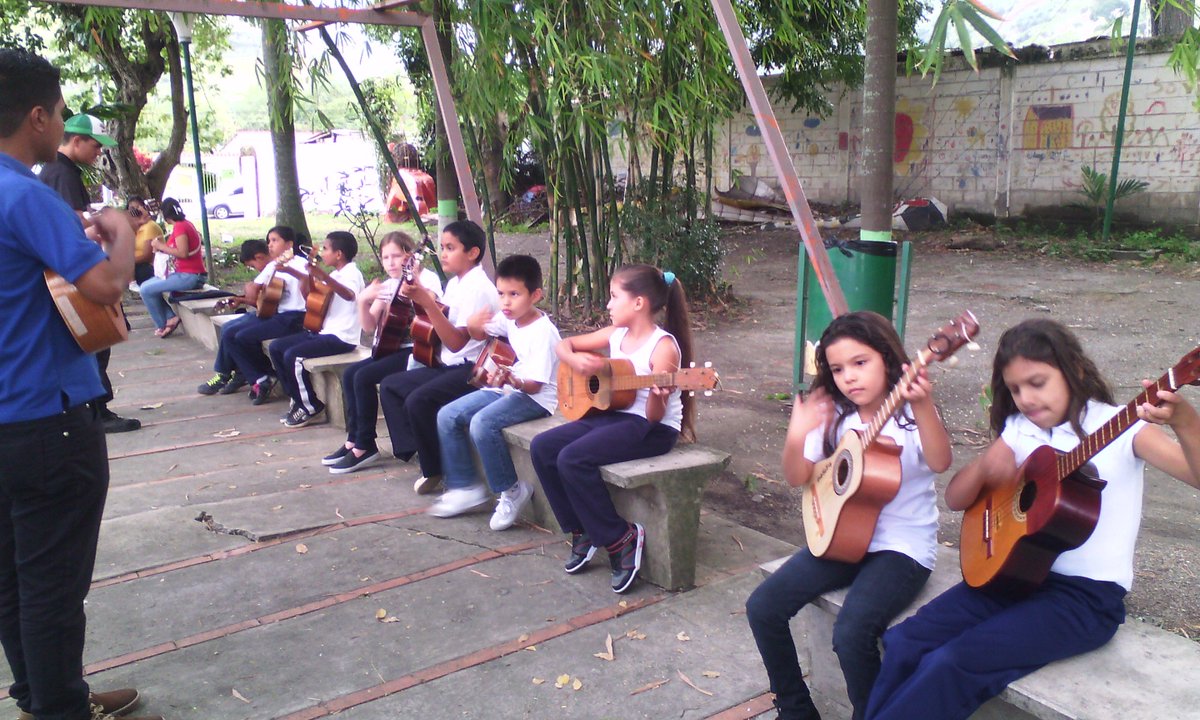 ModJGarmendia's tweet image. #ensambledecuatros #casadelaculturaRíoClaro 05-11-15. @PSBIribarren @elsistema @ElSistemaLara