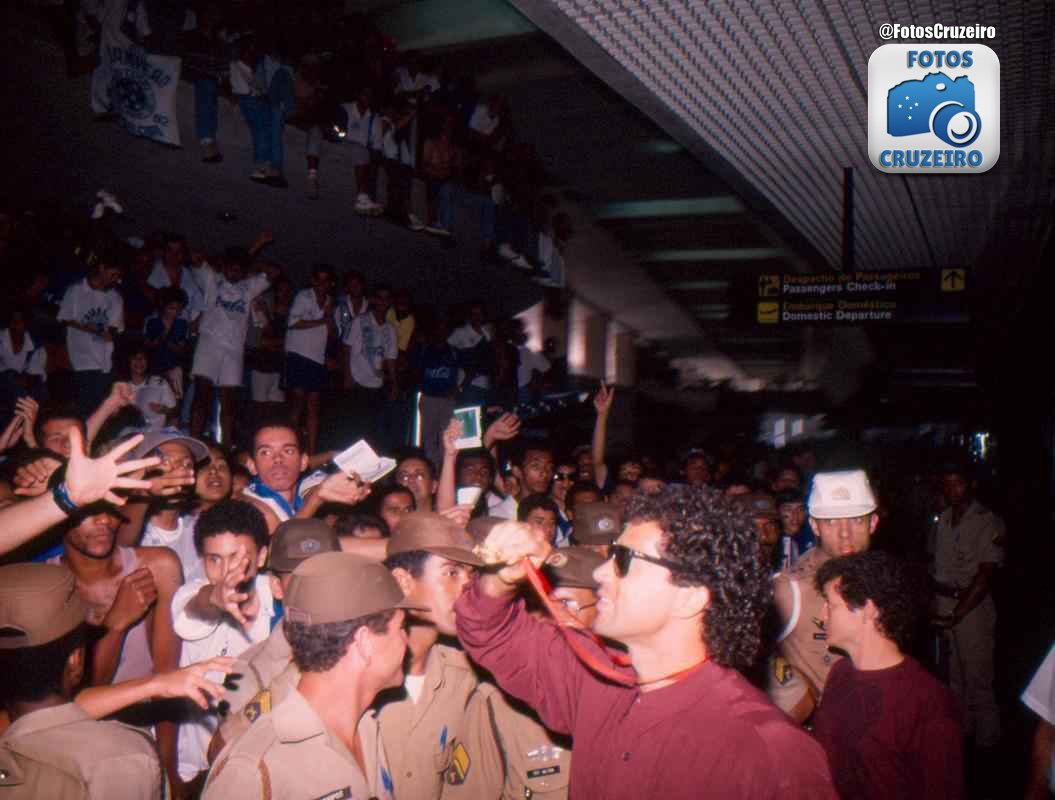 CruzeiroFotos's tweet photo. #SuperCopa92 Após se sagrar campeão em Avellaneda, a torcida invadiu o aeroporto para receber os campeões. https://t.co/BfHJ6q5yAn