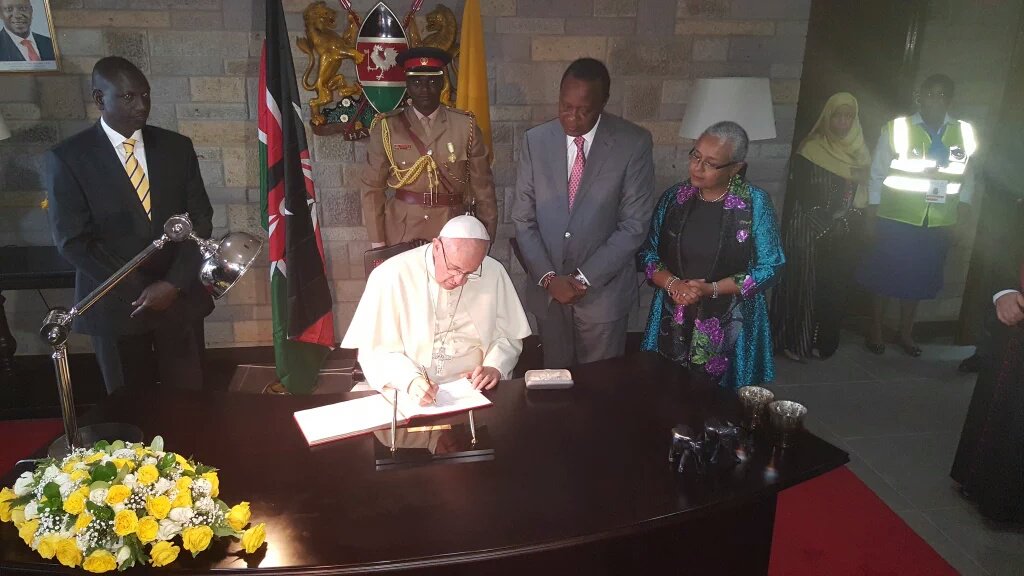 citizentvkenya's tweet photo. Pope's message on the visitors' book: 'With prayer, love and gratitude for your care of travelers' #PopeInKenya https://t.co/VdbgR7Bp9i
