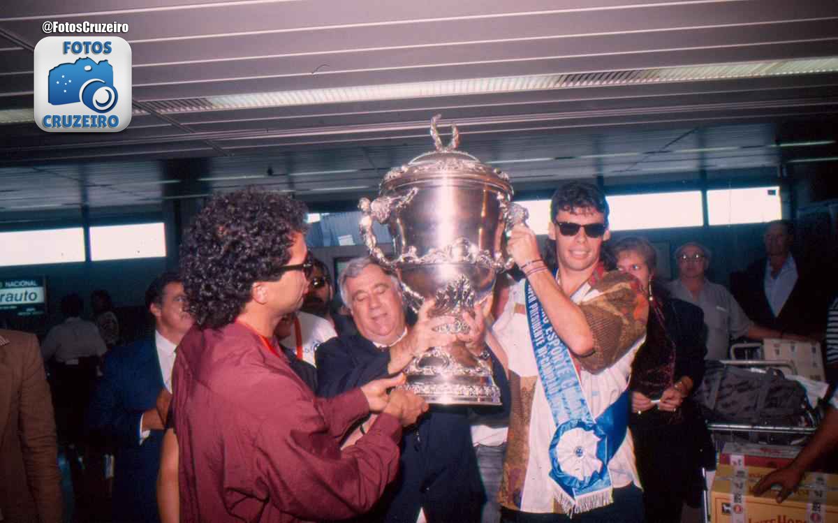 CruzeiroFotos's tweet photo. #SuperCopa92 Já no desembarque, Paulo César e Paulo Roberto exibiam o troféu da Supercopa no Aeroporto de Confins. https://t.co/BignqQaLWS