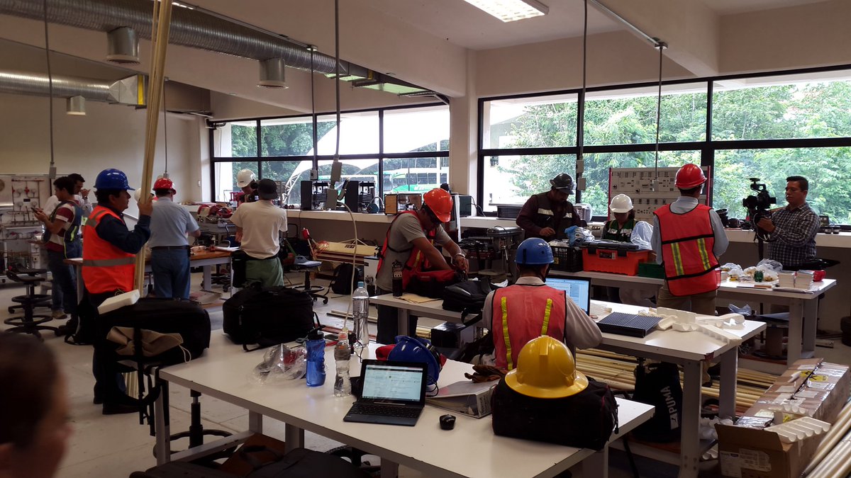 arlinchc's tweet photo. Formación capacitadores en sist calentamiento solar de agua en la @UT_RivieraMaya #CONUE #PNUD #CONOCER @jaimeaglez https://t.co/RzKvyqyF5q