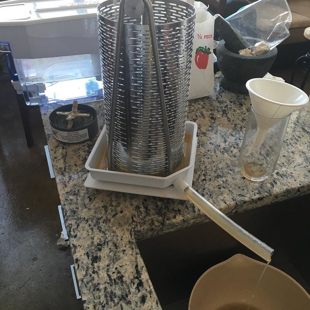 CheersVA's tweet photo. Small run apple pressing day! Working out our blends for the year. #vacider #pressedapple⦠https://t.co/iP4xf3IxQN https://t.co/1pcvnkwwSu