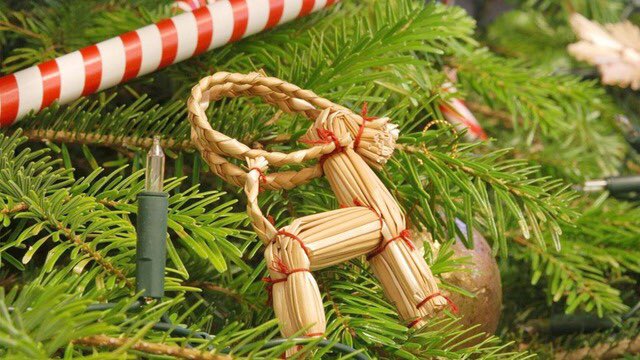 FiestaAp's tweet image. Пока Новый год ещё только спешит, есть время достать елочные украшения с антресоли. В моду вошли деревянные игрушки.