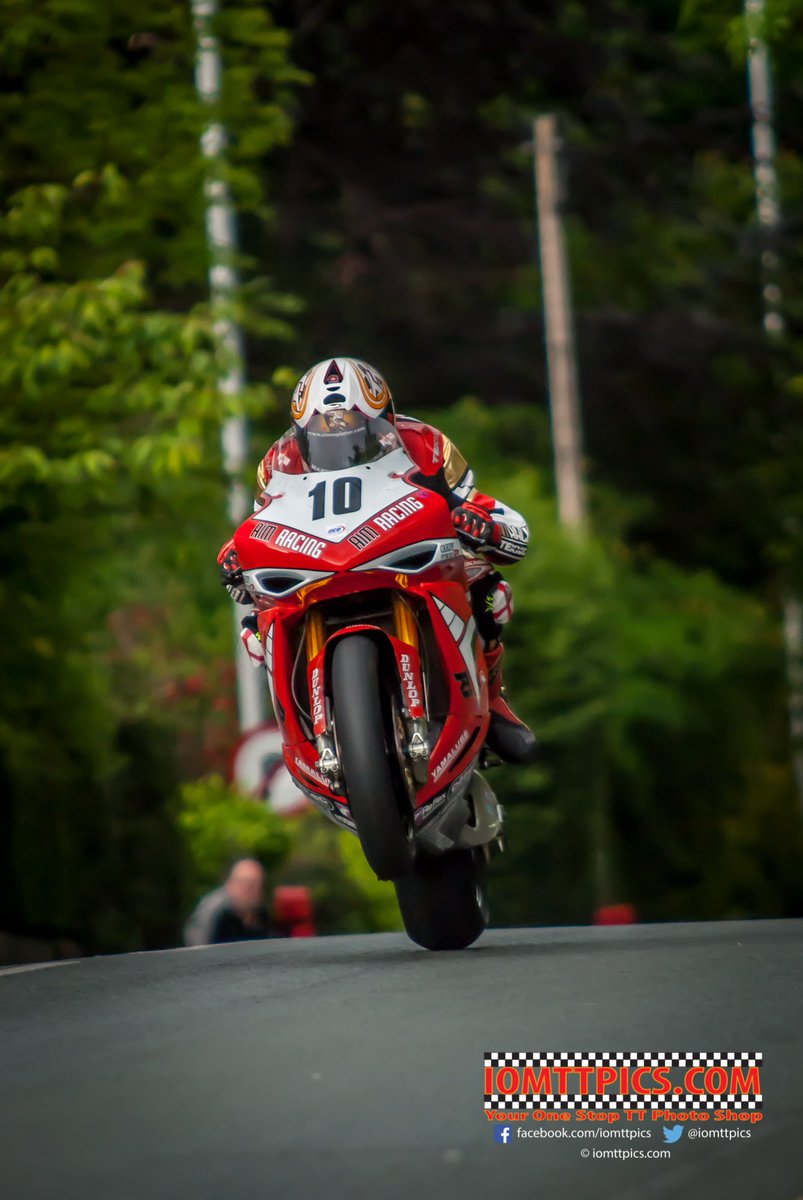 red_torpedo's tweet photo. Top shot! RT @iomttpics @Plater22 on it at Ago's back in 2008 #WheelieWednesday #onitlikeabonnet #headburied #iomtt https://t.co/ZygDShO1ix