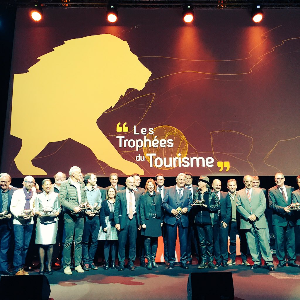 OnlyLyonTourism's tweet photo. Fin de la 1ère cérémonie des Trophées du Tourisme de #Lyon avec l'ensemble des lauréats ! Bravo à tous ! #TTOL2015 https://t.co/YwhtZOhWlH