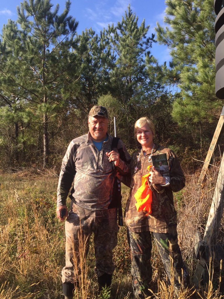 Steph_t_harris's tweet image. Going hunting with my man! #goodwife #enjoyinggodsbeauty @BethMooreLPM #audaciousbook