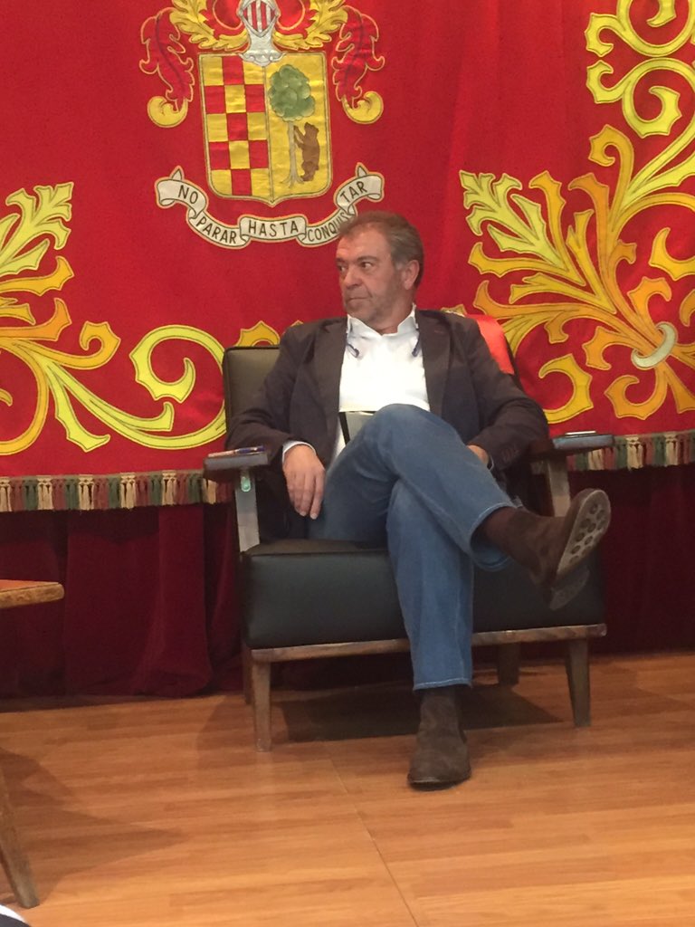 bezdiario's tweet photo. En #DebateCisneros moderado por @CapitanFrontera se habla de educación, empleo, seguridad... En breve preguntas https://t.co/AZ68IybzWU