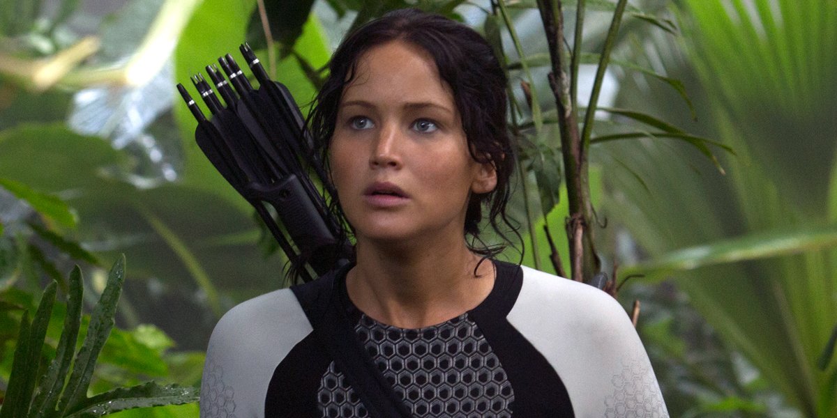 TheHungerGames's tweet photo. The girl from District 12 becomes Panem’s biggest hope. #MockingjayPart2 https://t.co/ETInHFrRtn