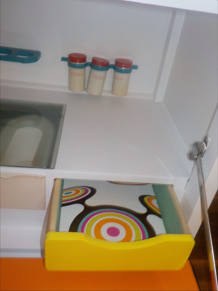 weeredupcycles's tweet photo. 1950's Kitchen Pantry original tins and bread/milk cupboard #remadehour @Remadehour #ScottishUpcyclers #chalkystuff https://t.co/6tQWWw6FOH