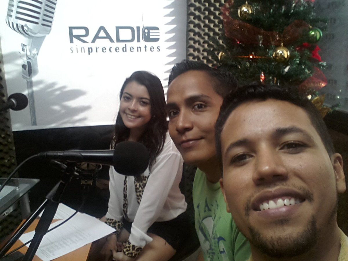 elultimobusVE's tweet photo. Ya vamos al aire! #ElUltimoBus a través de https://t.co/SqbnNAJBjl https://t.co/21xpfiPaEU