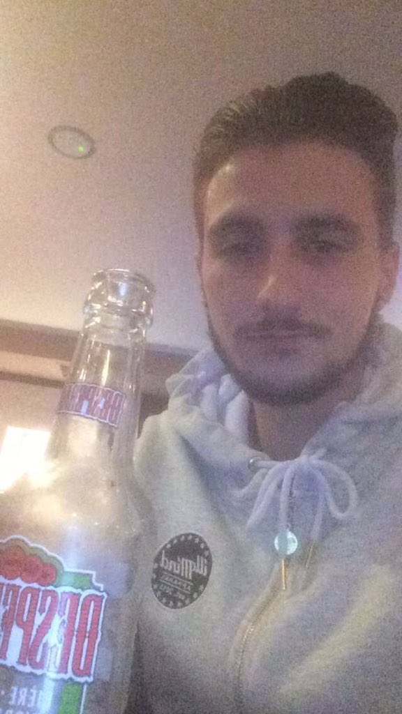 daniel89moodie's tweet photo. Couple of cheeky Britney's after lunch. https://t.co/GE2rjPn30j