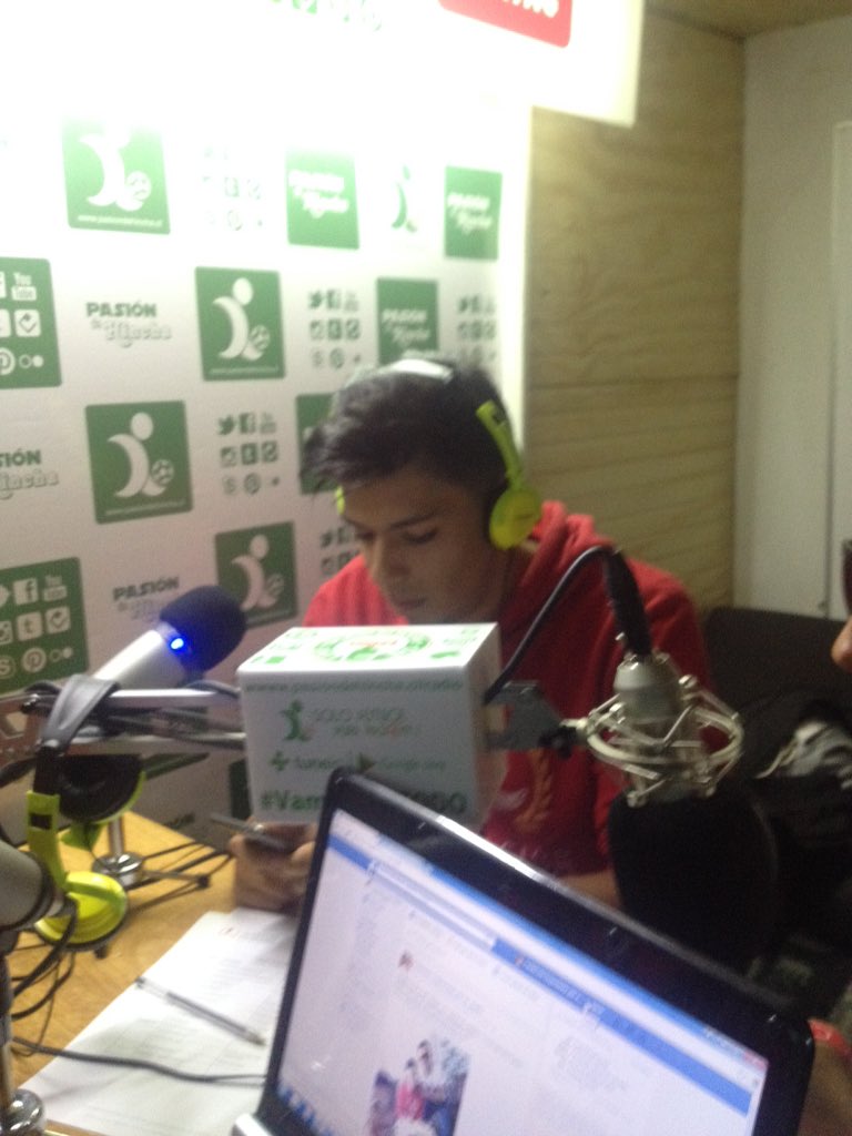 PasiondeHincha's tweet photo. AHORA - Escucha a #LaBrigadaA que se toma el programa de la @FundacionDPUS #LaFundaAlAire - https://t.co/JBLOGNjP1a https://t.co/nNG51tV2dP