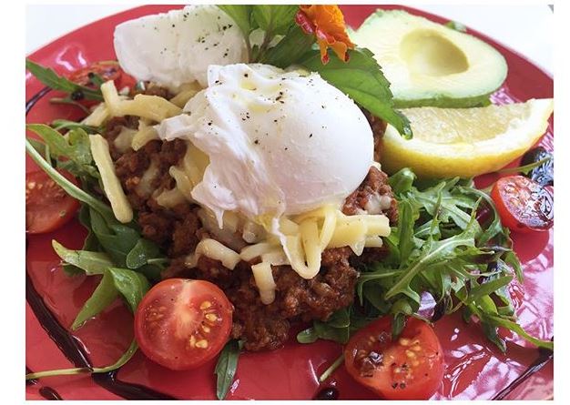 theketoking's tweet photo. Savory mince, cheese, egg and avocado at Mooloolaba beach! @yoyoespresso #Australia #beachbody #Shreddiet #keto https://t.co/GwDlb6Q8Uq