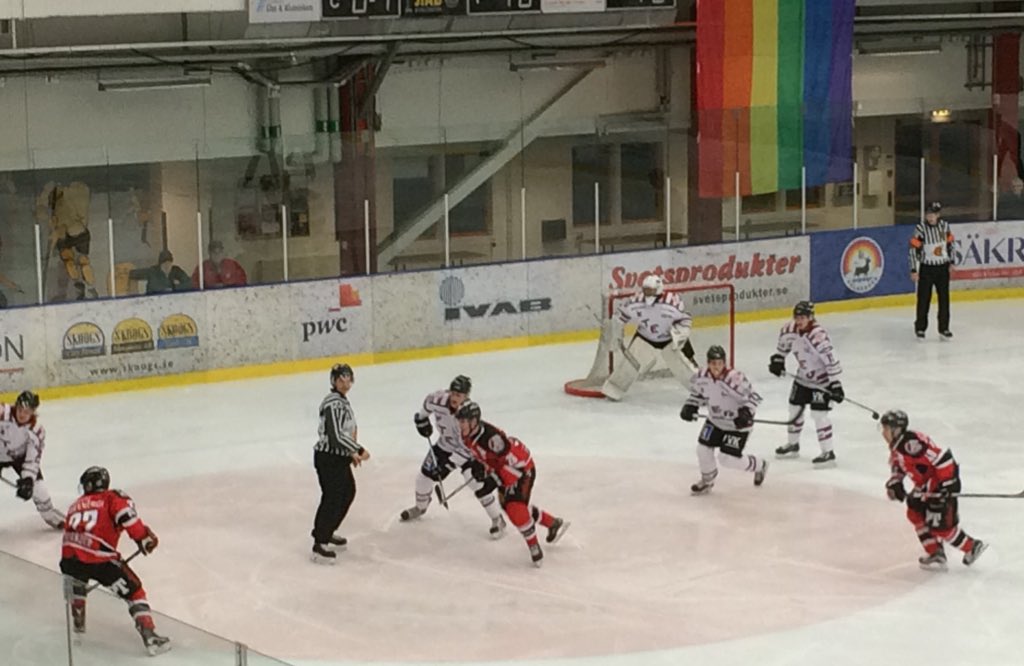 olabranholm's tweet photo. I en helt annan idrottsvärld vann @PiteaHockey med 6-1 mot Teg. Matchen en del av Pite älv Pride. Jag var där 😃 https://t.co/1NhyLZXkFe