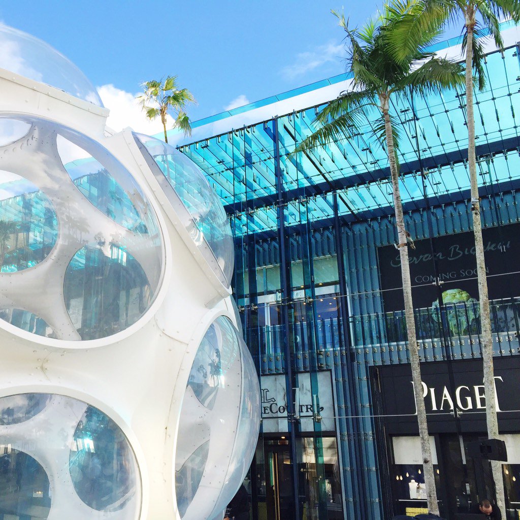 MissKaraa's tweet photo. Where ART meets FASHION @designdistrict https://t.co/lwKNcPitpW