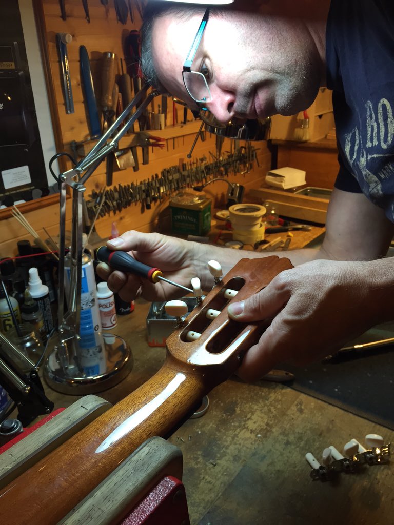 En direct de l'atelier, remontage des mécaniques après réparation d'un manche cassé #lutherieguitare