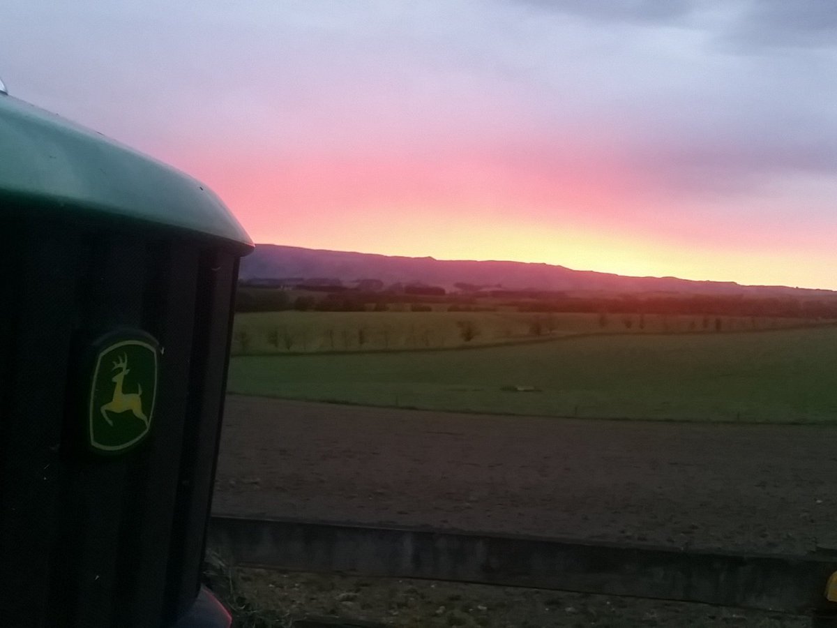 fairleigh_ag's tweet photo. Red sky in the morning..... final push today. #silage15 #Johndeere https://t.co/VsFws305T0