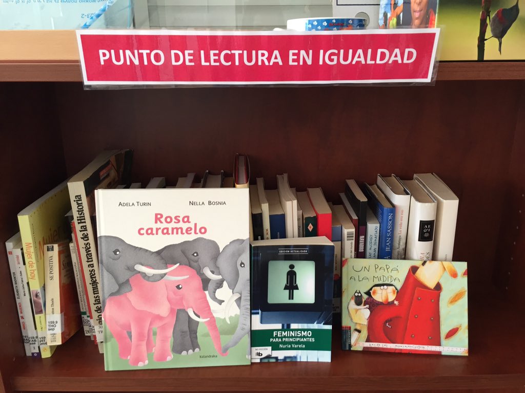 AytoOjen's tweet photo. La biblioteca de #Ojen recibe nuevos libros del área de #cultura e #igualdad @DsantosDiego @merinoestefania https://t.co/92y5x6rgSe