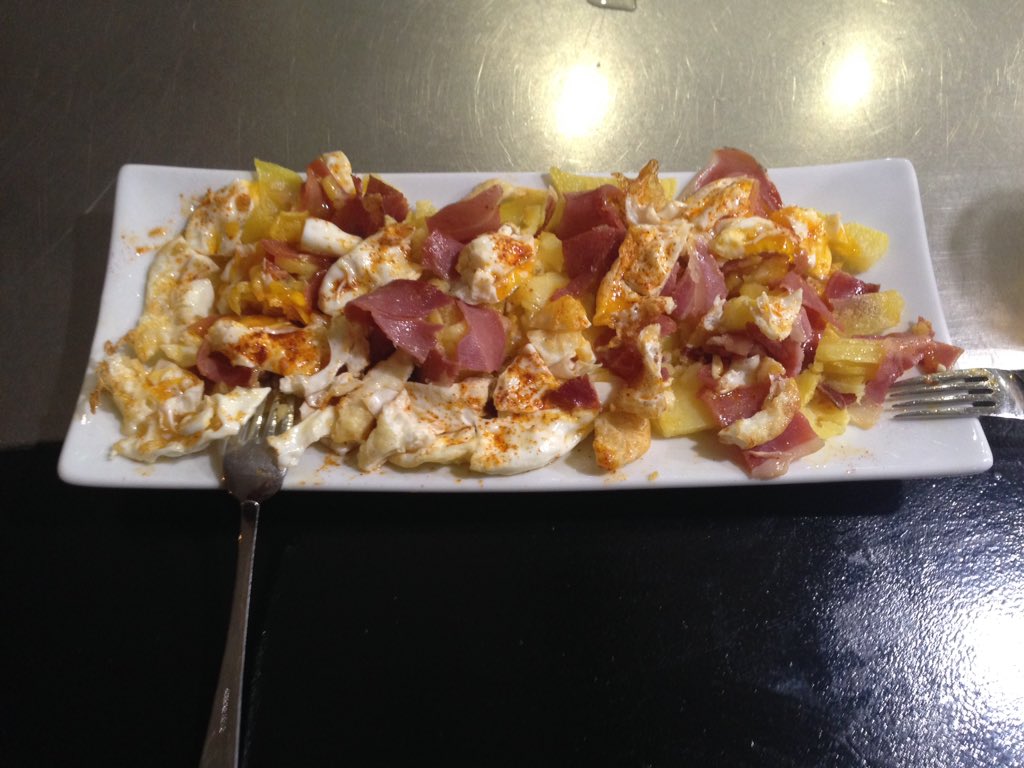 Runas_bar's tweet photo. Venga, que ya es miércoles! Nuestros huevos rotos con jamón os ayudarán a llegar más contentos al viernes ;) https://t.co/6uQ4DBVmE5