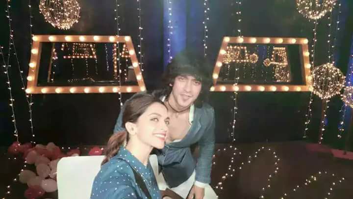 deepikaddicts's tweet photo. [PIC] Deepika Padukone clicks a selfie at Bigg Boss. #Tamasha #Tamasha2DaysToGo https://t.co/24FU4dtrS0