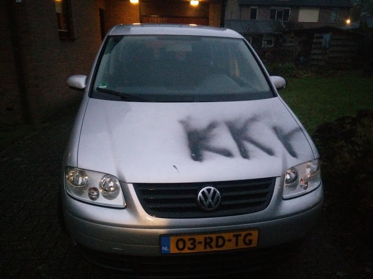 martinrotman's tweet image. Auto beklad, rond 17 uur vanavond. Gewoon thuis op de oprit. Wie heeft de daders gezien?