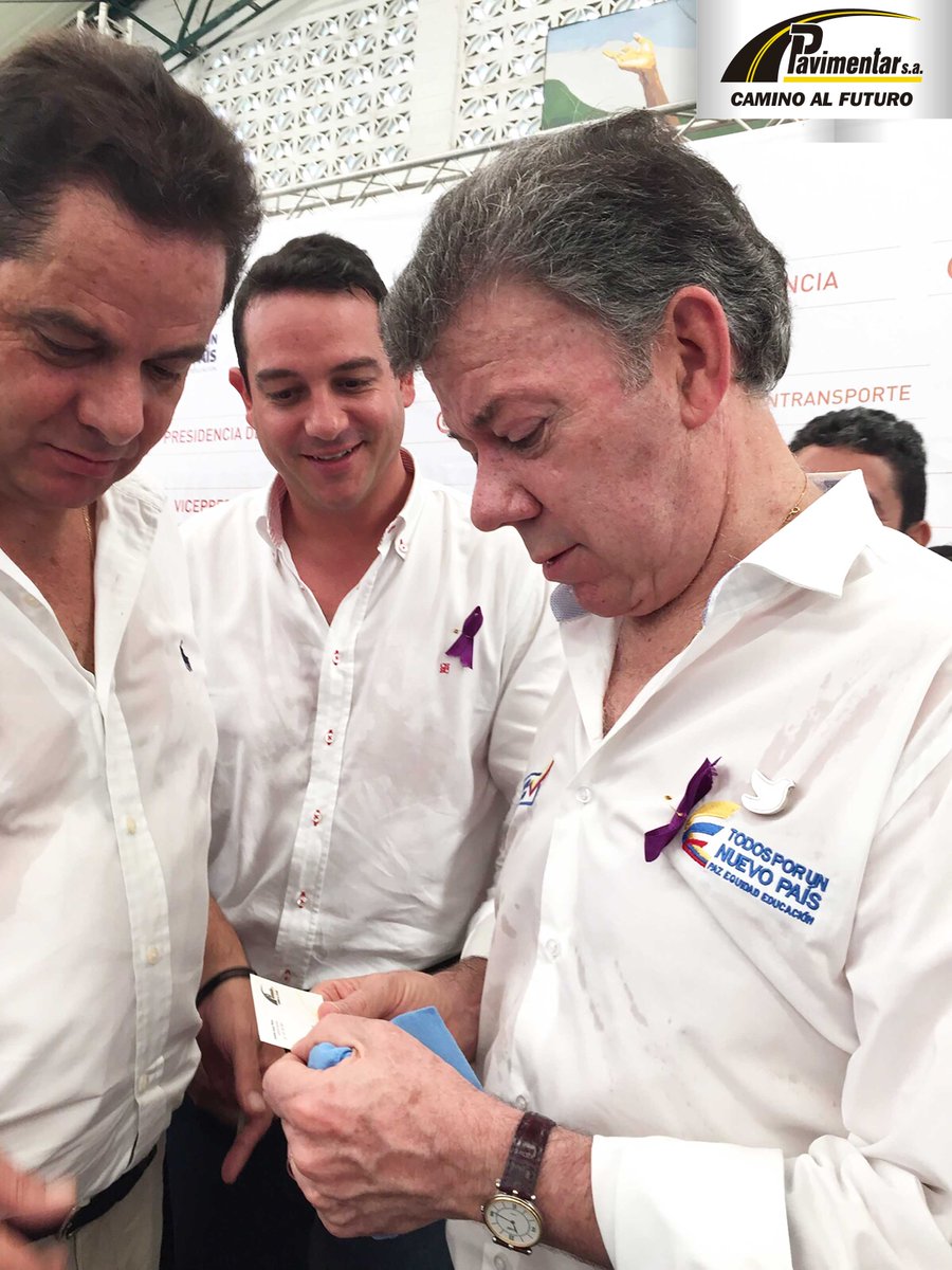 Pavimentarsa's tweet photo. Nuestro Gerente Andrés Isaza Pérez con el Presidente y el Vicepresidente de la República de Colombia. https://t.co/6lD4h3S7bI