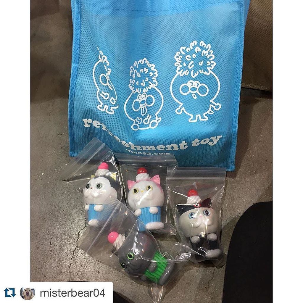 refreshment_aya's tweet photo. Thank you😸🍰🐾💓
#Repost @misterbear04 ・・・
Finally met @refreshmenttoy :) yay! #dcon #dcon2015 #refreshmenttoy #cupcak… https://t.co/8lis9hn9Rr