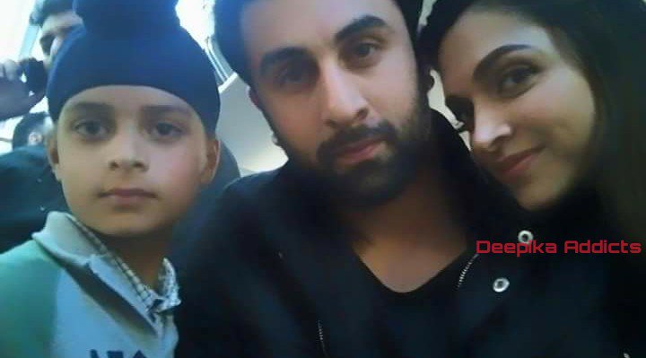 TheDeepikaFC's tweet photo. RT @deepikaddicts: [PIC] Deepika Padukone and Ranbir Kapoor with a fan today. #Tamasha2DaysToGo https://t.co/HfSOkMTRar