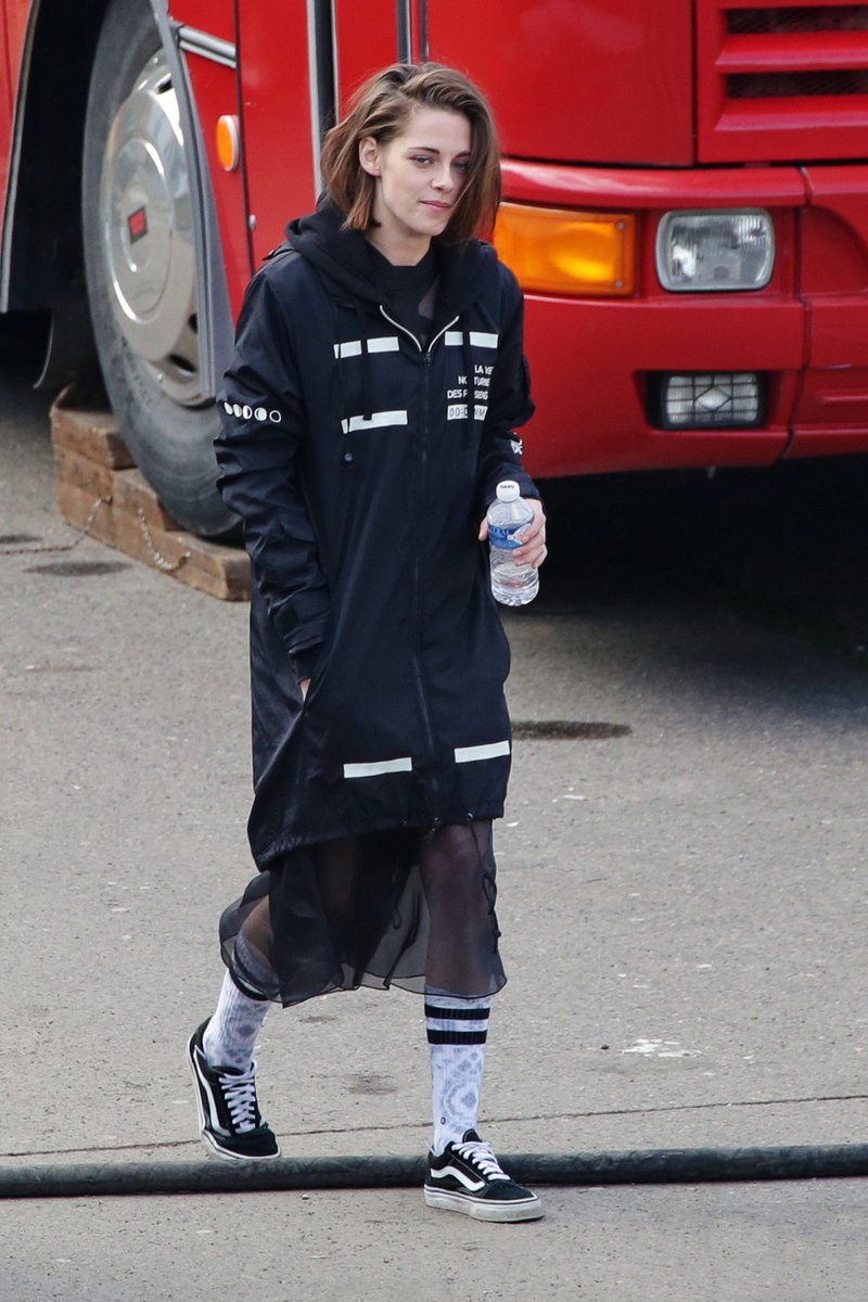 Kstewartfans's tweet photo. New Pictures of Kristen on set in Prague https://t.co/Fi8TjSN8Q3