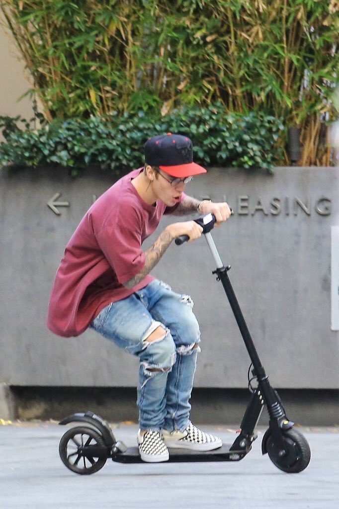 TMZJB's tweet photo. harry potter e a ordem do patinete https://t.co/YrysI2DLls