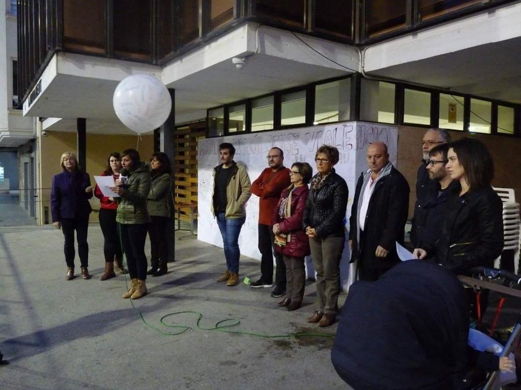 BenifaioCOMUNIC's tweet photo. Benifaió contra la violència de gènere #25NOV2015. Lectura de manifest i llançament de globus. @MartaBenifaio https://t.co/WraPZSilU0