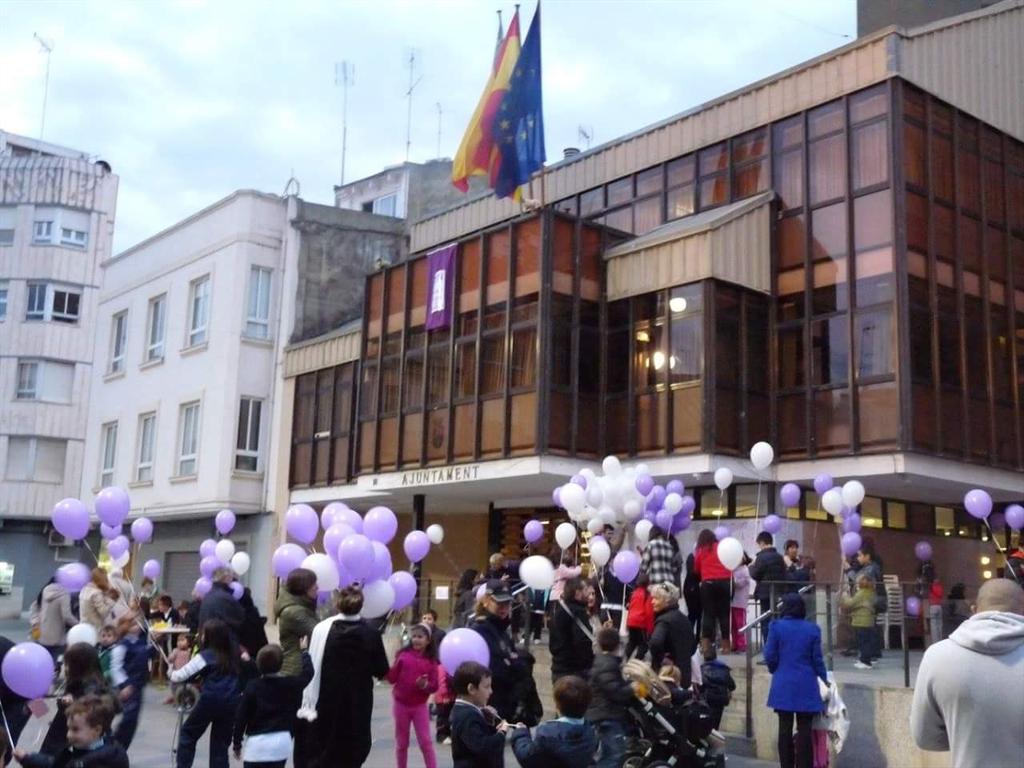 BenifaioCOMUNIC's tweet photo. Benifaió contra la violència de gènere #25NOV2015. Lectura de manifest i llançament de globus. @MartaBenifaio https://t.co/WraPZSilU0