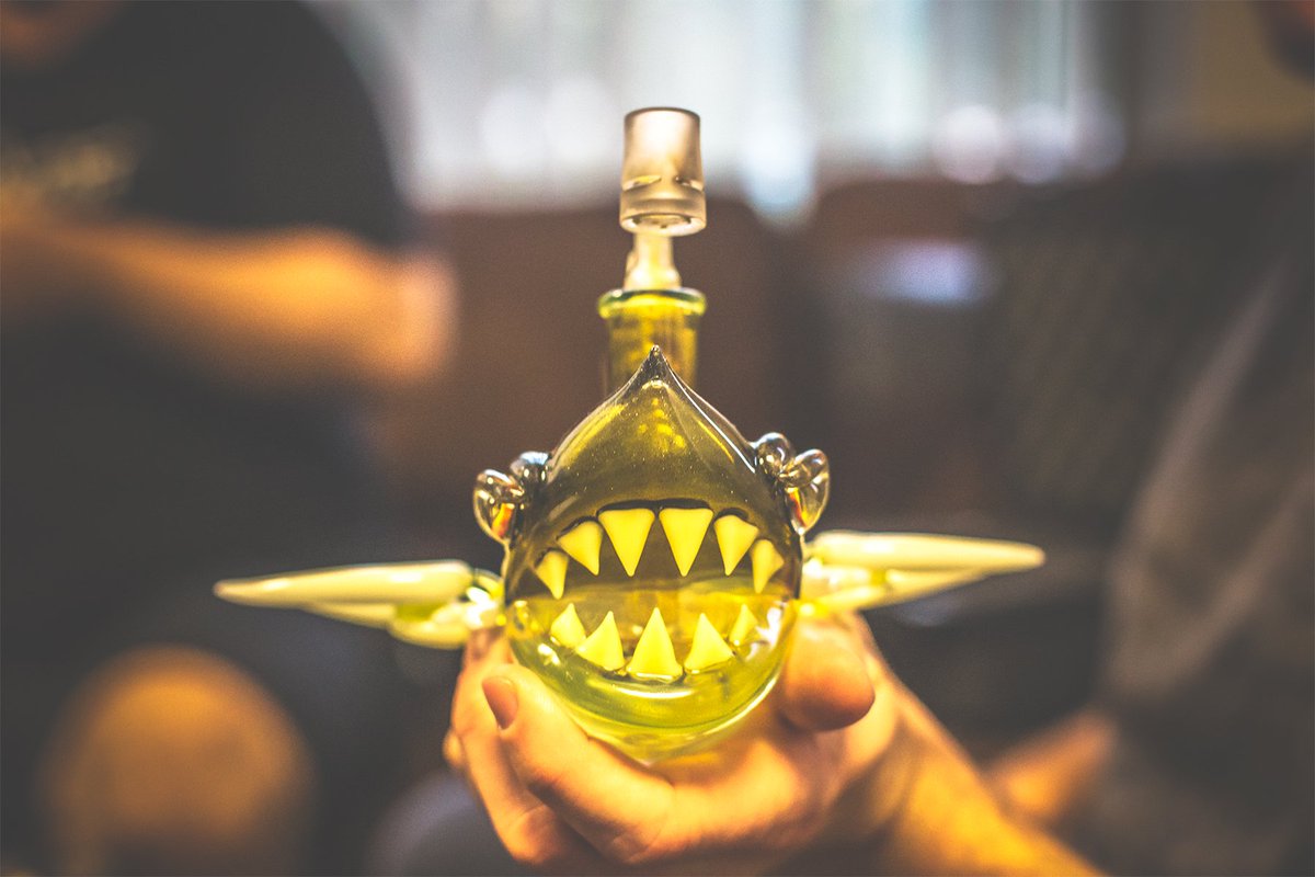 weedmaps's tweet photo. It's always a #dab party when @LivingExtracts stops by the #weedmapsHQ. RT if you love #headyglass! S/O to Niko Cray https://t.co/TkGdvWi1as
