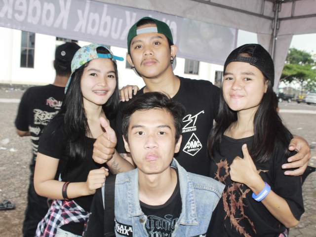 Bersama kinoy bacok <a href="/undergod_brutal/">UNDERGOD OFFICIAL</a> di acara <a href="/RebelFest2014/">Rebel Fest 2014</a> at booth cilok kudak kadek