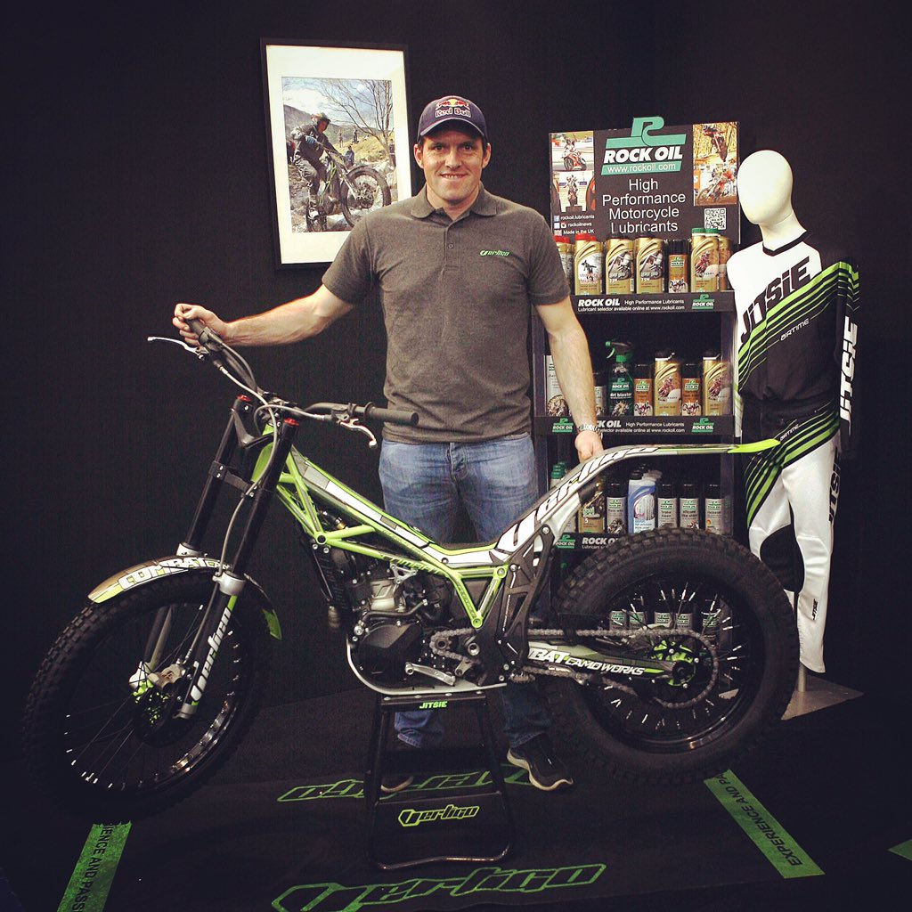 G2Fmedia's tweet photo. Deal done! @dougielampkin will continue his relationship with @RockOilNews until 2017 #slipperystuff https://t.co/bINADRw6nx