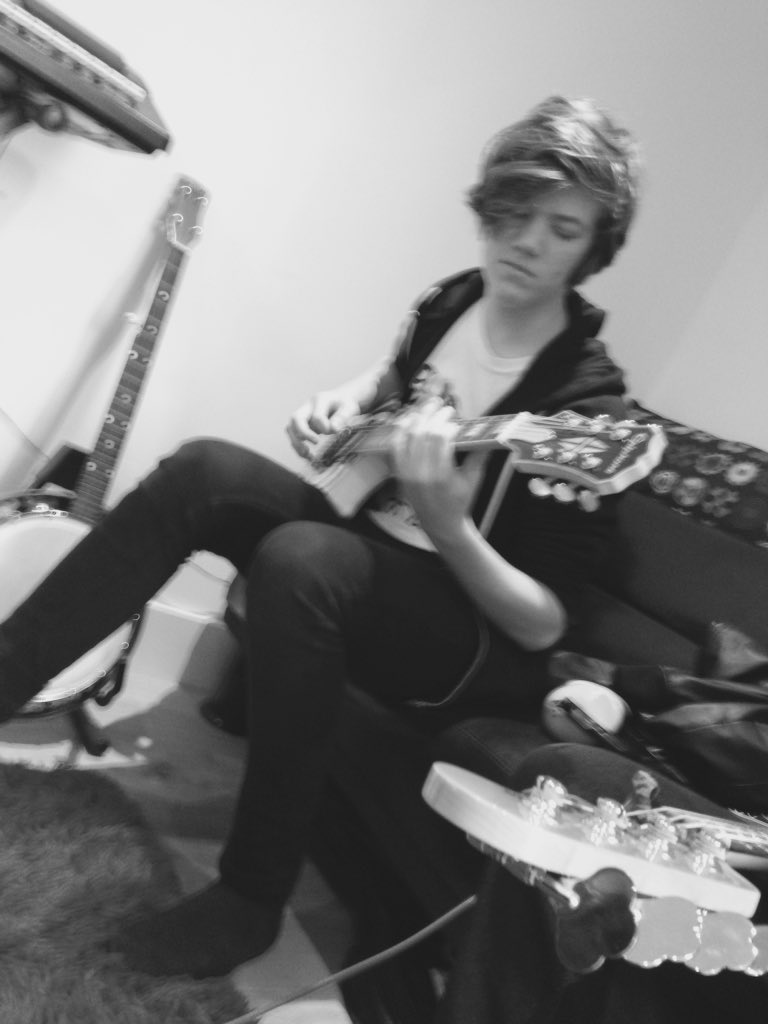 AmpsBand's tweet photo. After a month of searching, our new guitarist is finally here! And it is long standing friend, Joe Saunders!!! https://t.co/XTTY7lVaTu