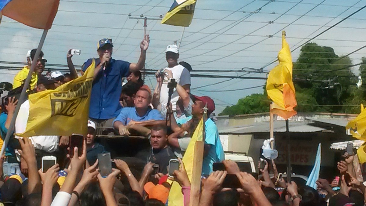 CorreodelCaroni's tweet photo. .@hcapriles ya está en #SanFélix, la concentración tuvo que ser cambiada de lugar tras sucesos de esta mañana 
https://t.co/bALQPV51Ir