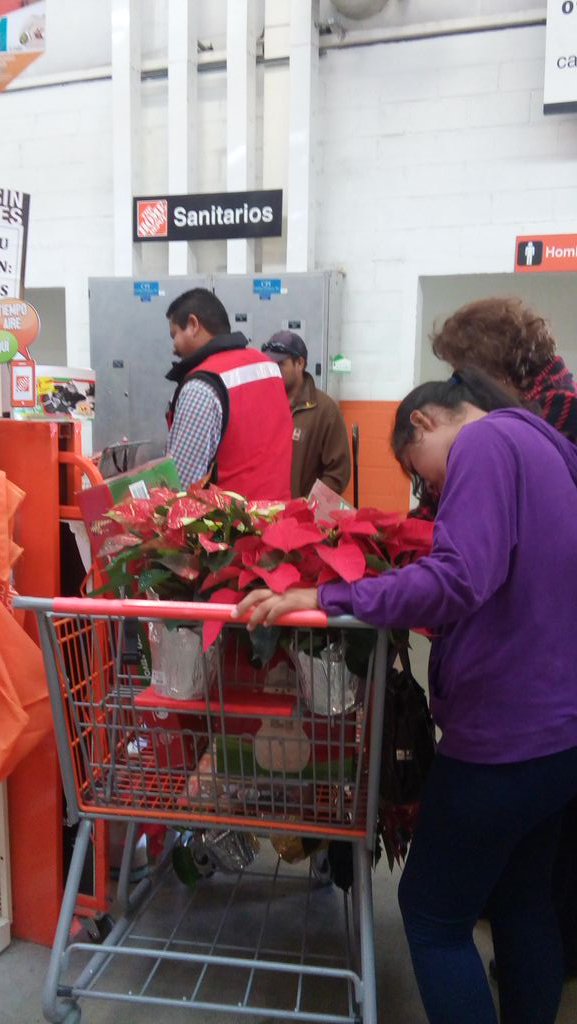 rep_urbano's tweet photo. En @TheHomeDepotMx  #PiedrasNegras  #Coahuila estan peor que en los Oxxos, ven largas filas y nomas abren una caja. https://t.co/xTeY9o11Yn