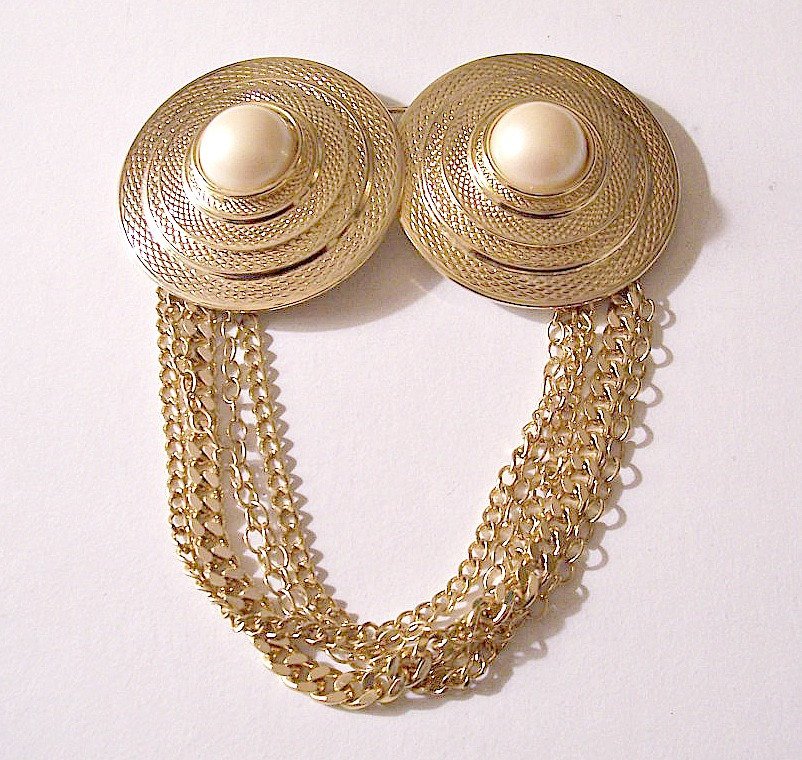 jewelrytreasure's tweet image. Chain Pearl Disc Pin Brooch Gold Tone Vintage Large Multip… etsy.me/1z5sJ4I #monetoldjewelry #CurbLinkChains
