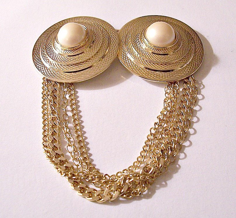 jewelrytreasure's tweet image. Chain Pearl Disc Pin Brooch Gold Tone Vintage Large Multip… etsy.me/1z5sJ4I #monetoldjewelry #CurbLinkChains