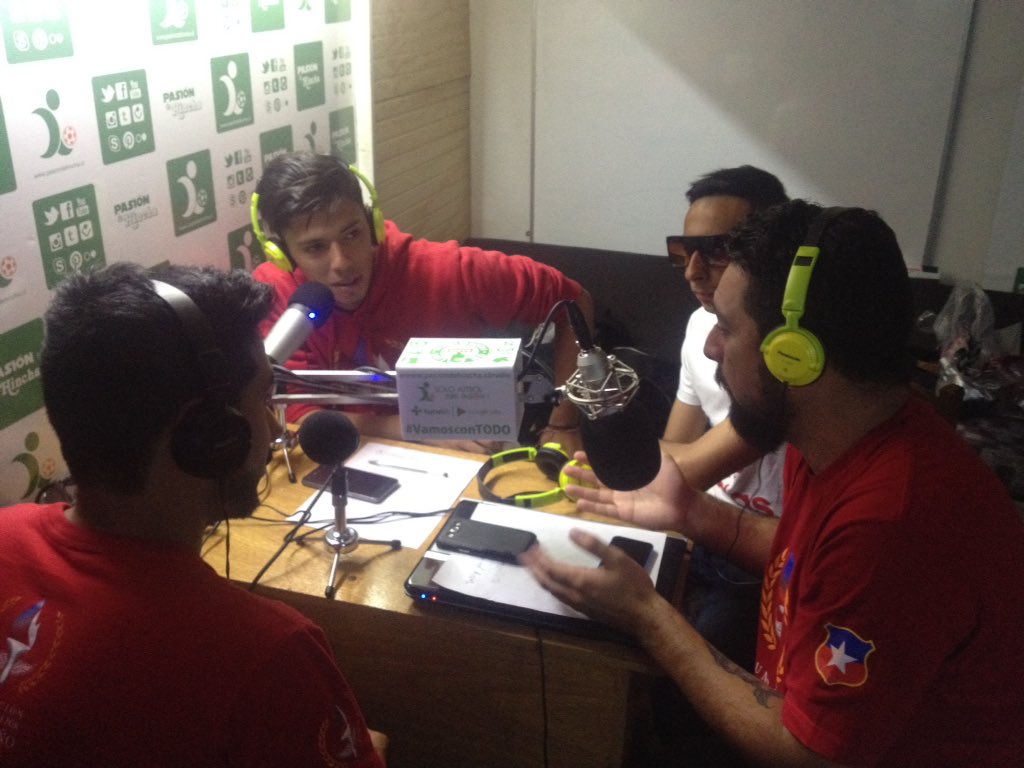 PasiondeHincha's tweet photo. #LaBrigadaA se toma el programa #LaFundaAlAire de la @FundacionDPUS - Click Acá : https://t.co/JBLOGNjP1a https://t.co/iVuk86KNEW