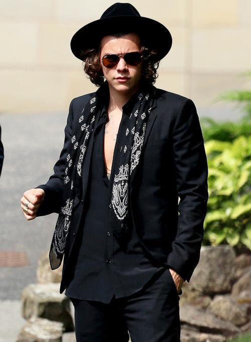 thishwiththisl's tweet photo. this Harry with this Louis https://t.co/kXK0d078dq
