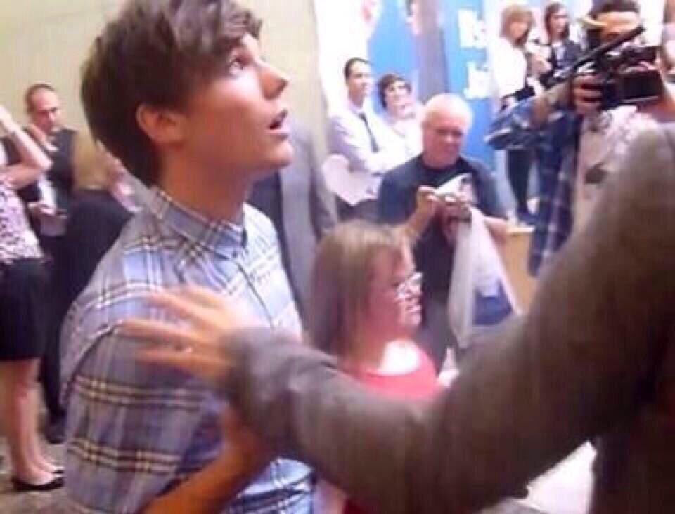 thishwiththisl's tweet photo. this Harry with this Louis https://t.co/kXK0d078dq