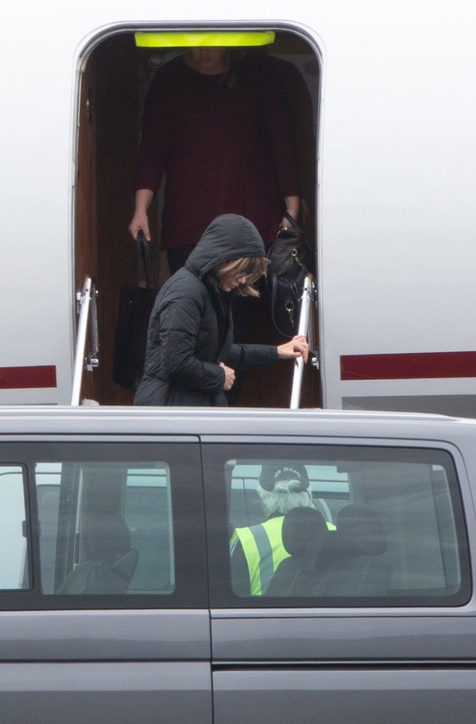 EquipoTSwift's tweet photo. Más fotos: 25/11/15 Taylor abordando un avión privado en Auckland, Nueva Zelanda. #NS https://t.co/pCUpGjY8ns