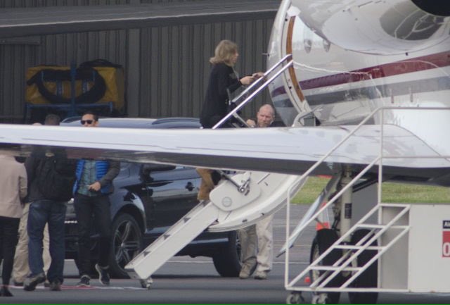 EquipoTSwift's tweet photo. Más fotos: 25/11/15 Taylor abordando un avión privado en Auckland, Nueva Zelanda. #NS https://t.co/pCUpGjY8ns