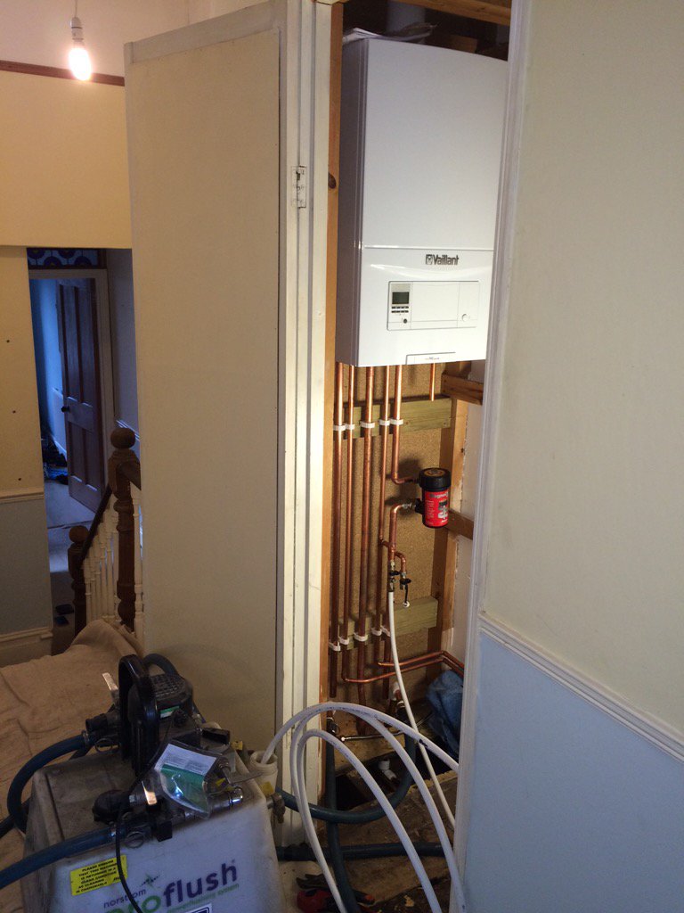 WilliamsPlumbin's tweet photo. Valliant boiler being installed, with the central heating being power flushed &amp; protected by @magnaclean 🔧 https://t.co/9S573sNzRU