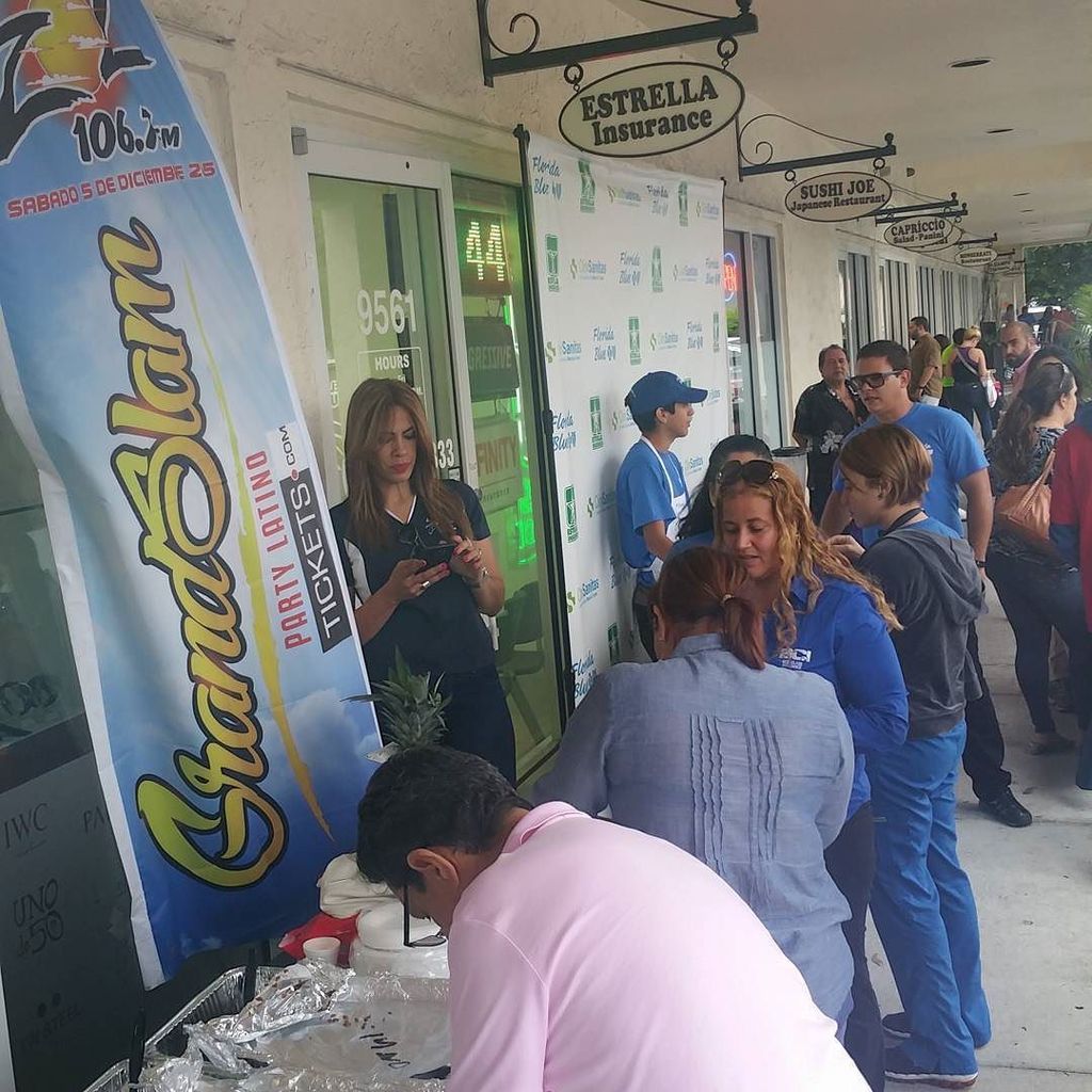 elzol1067fm's tweet photo. Aqui estan todos nuestros oyentes en #EstrellaInsurance #GSPLEstrella registrandose para e… https://t.co/CbNb6KFaAZ https://t.co/9G0dTzI9eb